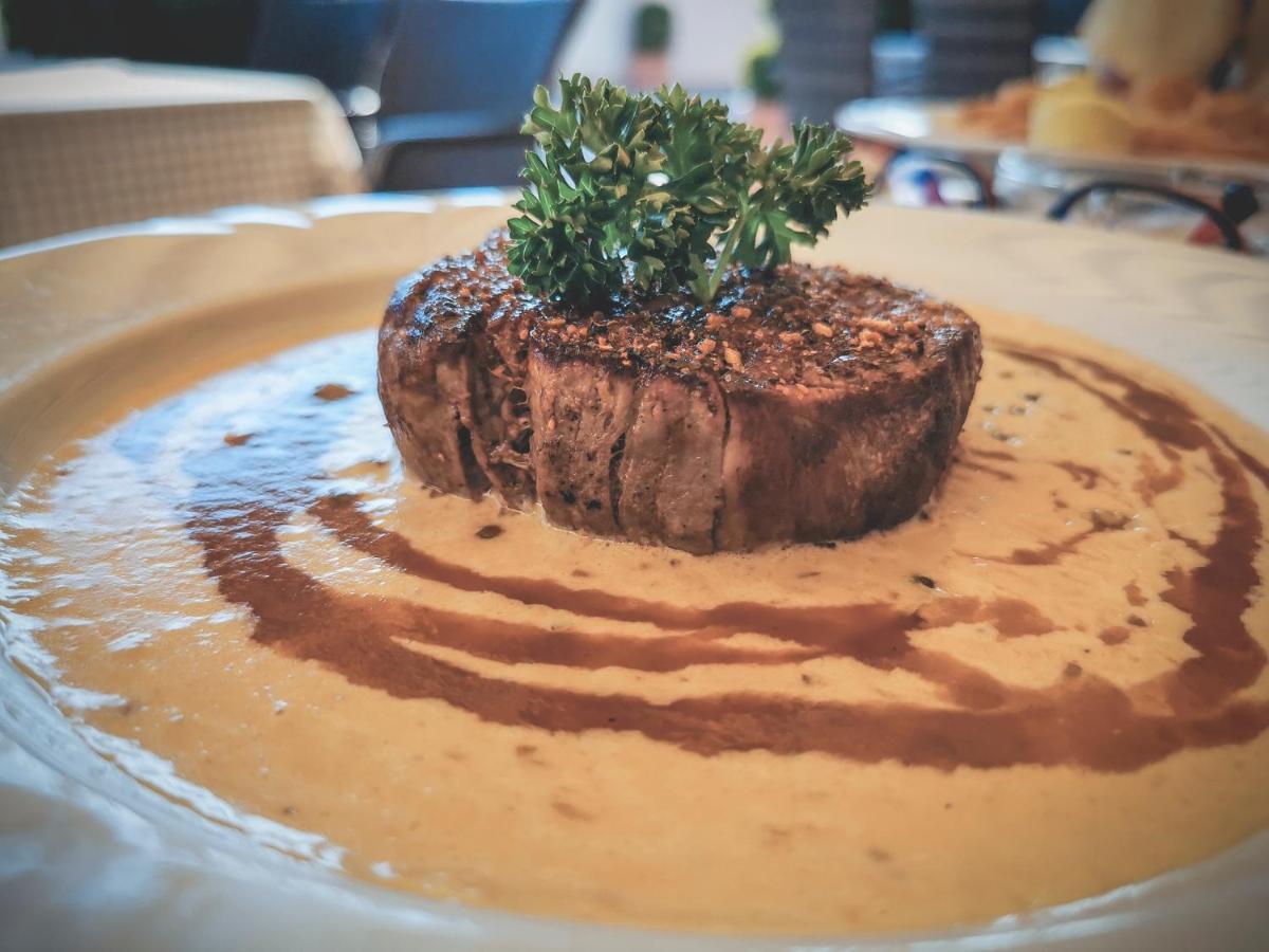 Restaurant Pansion Wien Cierny Brod Exteriör bild