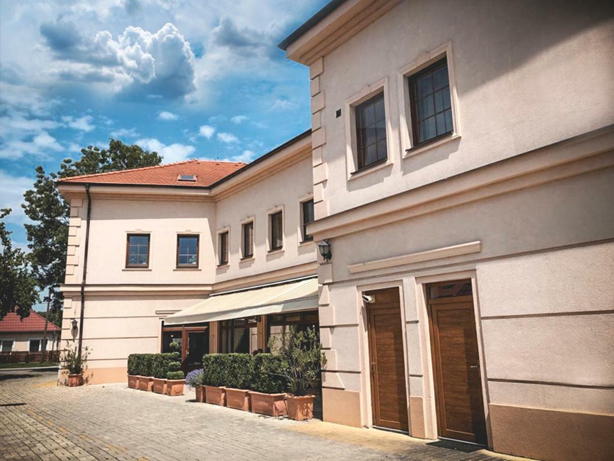 Restaurant Pansion Wien Cierny Brod Exteriör bild